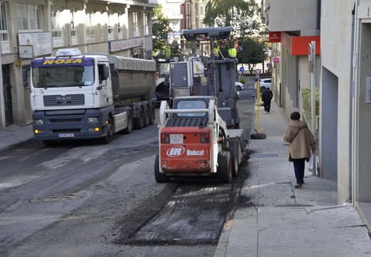 Operarios pavimentan con aglomerado asfáltico a rúa de Lugo en Riveira